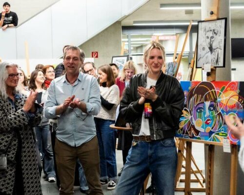 Paula Eger, SMV, mit Peter Schöpf, Schulleitung, Christine Gottlöber, Fachleitung Gestaltung (aD) und Alexandra Fachleitung Gestaltung im Publikum - Foto Tom Garrecht